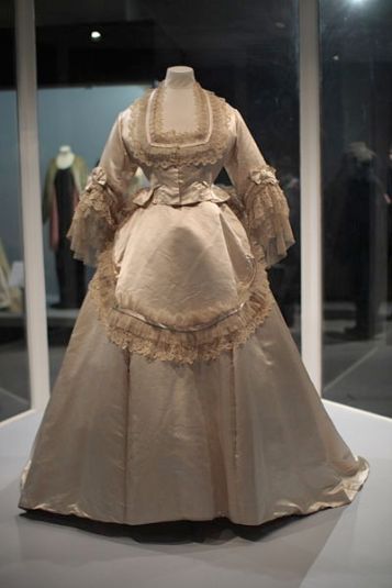 400px-WLA_vanda_Wedding_Dress_ca_1870